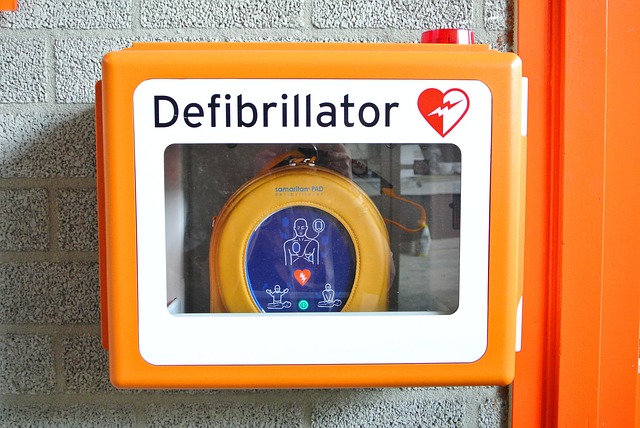 Sådan vælger du en hjertestarter, der passer til dine behov